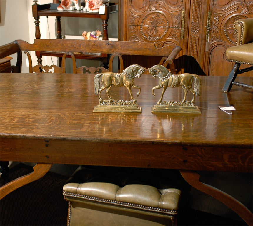 A pair of early 20th century English brass horses on rectangular base. This pair of small size horses from circa 1900, features the two horses in an elegant stance, heads bent. The technique of repoussé brass crafting allowed to bring great