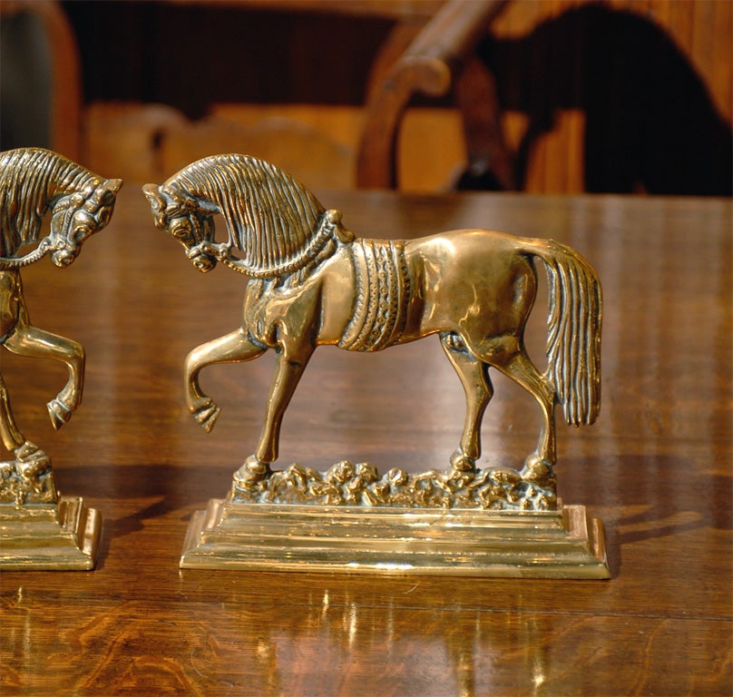 Pair of English Early 20th Century Small Size Brass Horses on Rectangular Base In Excellent Condition In Atlanta, GA