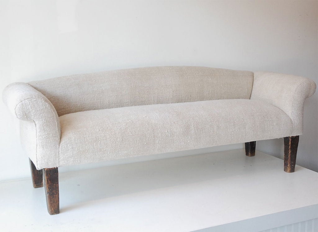 18TH CENTURY AMERICAN SOFA IN 19TH CENTURY HOMESPUN LINEN