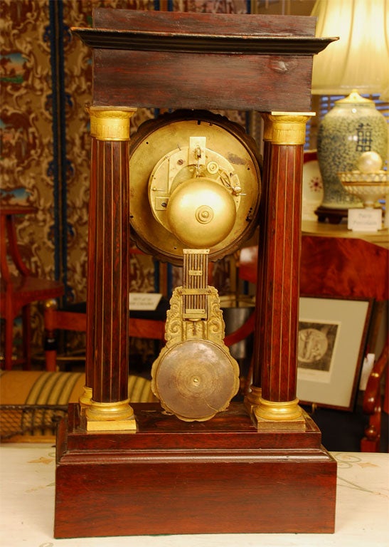 Portico-Uhr aus Tulpenholz, feiner Intarsienarbeit und Goldbronze-Frankreich, 19. Jahrhundert (Französisch) im Angebot