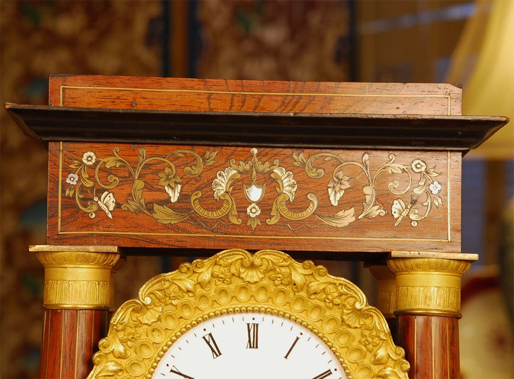 Portico-Uhr aus Tulpenholz, feiner Intarsienarbeit und Goldbronze-Frankreich, 19. Jahrhundert (Gebeizt) im Angebot