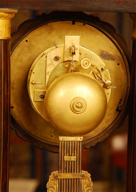 Portico-Uhr aus Tulpenholz, feiner Intarsienarbeit und Goldbronze-Frankreich, 19. Jahrhundert im Angebot 4