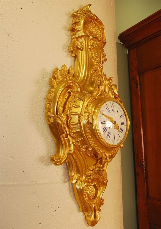 Cartel-Uhr im Stil Louis XV (Vergoldet) im Angebot