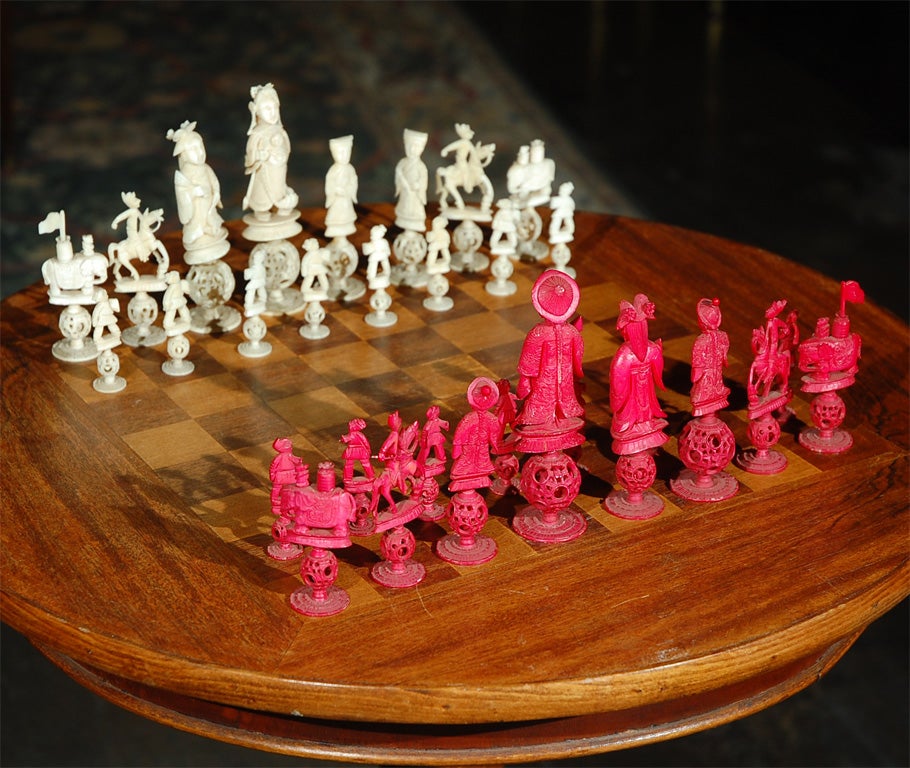 complete set of chess  game . Set of 16 figurines red and white