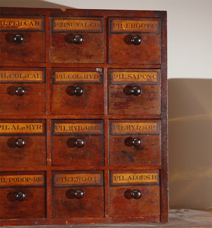 Early 19th Century English Apothecary Wall Chest with Handwritten Labels In Good Condition In Los Angeles, CA