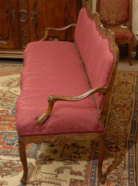 Francese Canape del primo periodo Luigi XV in legno di faggio intagliato, 1730 ca. in vendita