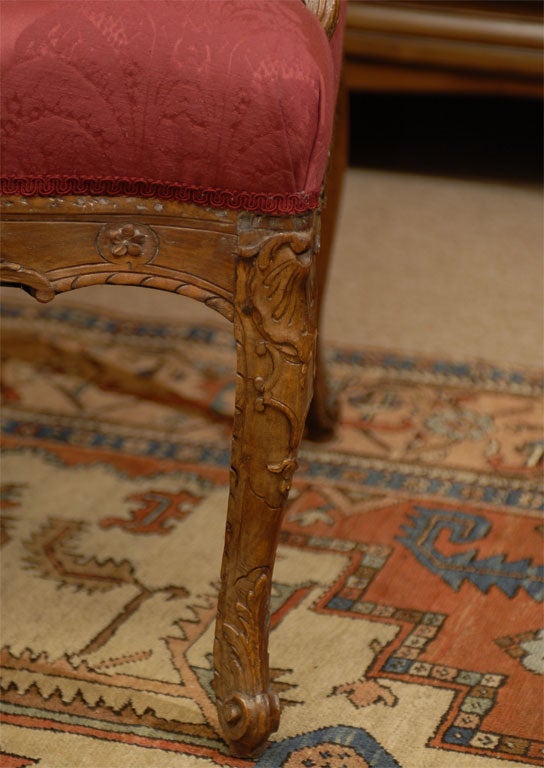 Early Louis XV Period Canape in Carved Beechwood, c. 1730 In Good Condition For Sale In Atlanta, GA