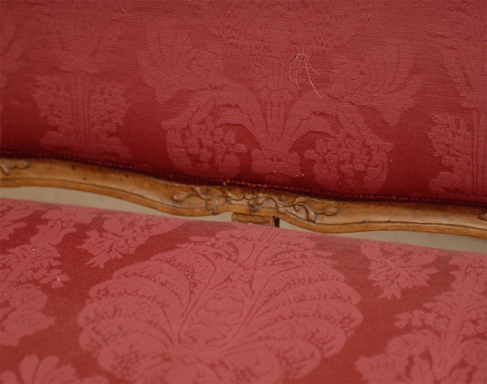 Canape aus geschnitztem Buchenholz aus der frühen Louis-XV-Periode, um 1730 (Polster) im Angebot