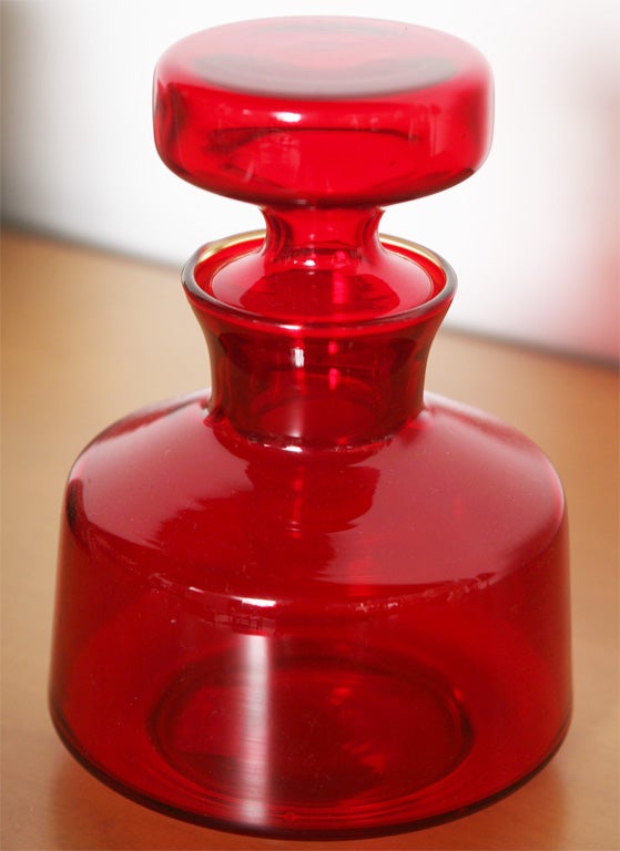 Ruby Red Modernist glass bottle In Excellent Condition In Miami, FL