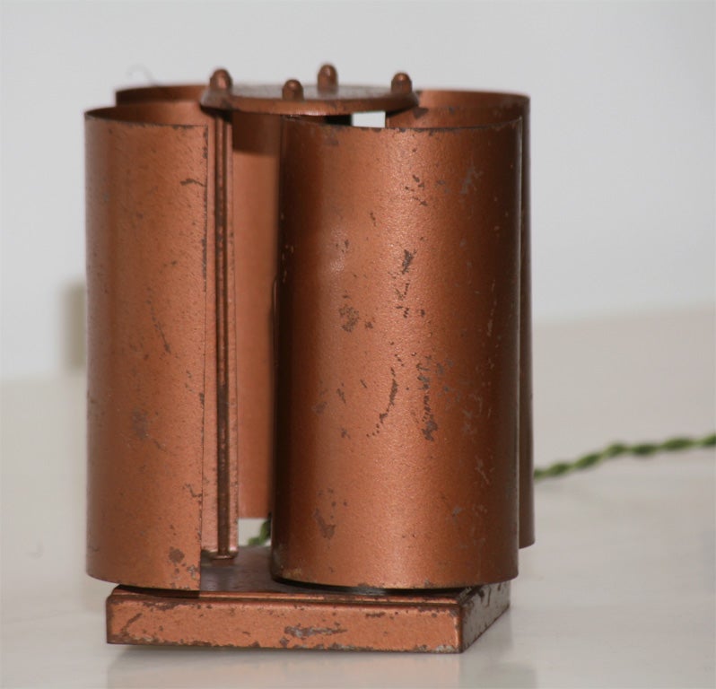 Lampe en acier peint anodisé d'Andre Steele.<br />
<br />
Andre Salomon est membre de l'Union des Artistes Modernes (U.A.M.) ;<br />
créée à Paris en 1929 par R. Mallet-Stevens, R. Herbst, F. Jordain.<br />
Andre Solomon a collaboré avec