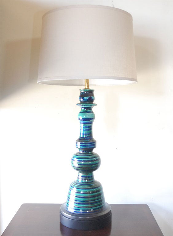 Striped glazed ceramic single table lamp in different blue hues, in the manner of Fantoni.