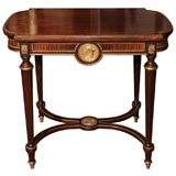 Table centrale Second Empire en acajou avec montures en ormolu.