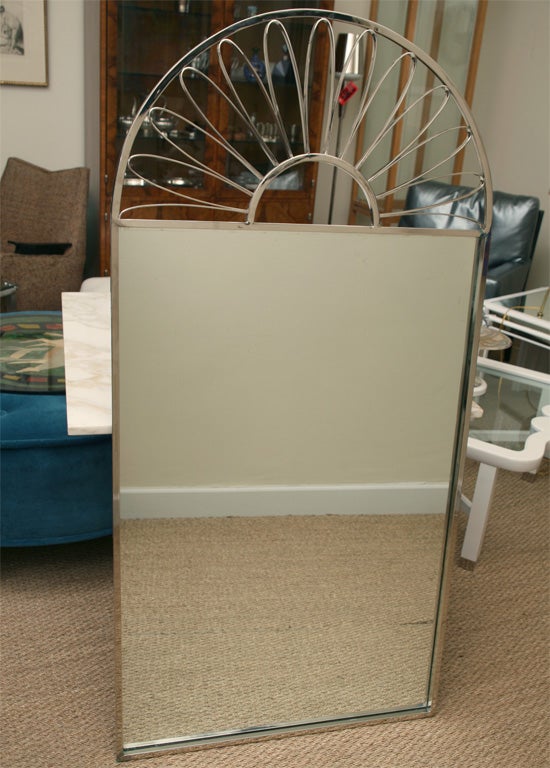 Ce miroir vertical italien vintage en nickel argenté est surmonté d'un dôme en forme d'étoile. Une variation du design en épingle à cheveux à l'intérieur du dôme crée un effet dramatique. Idéal pour une grande variété de contextes. Il est en