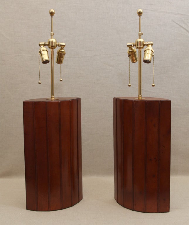 Pair of Oval Brown Leather Reeded Lamps, England, Modern