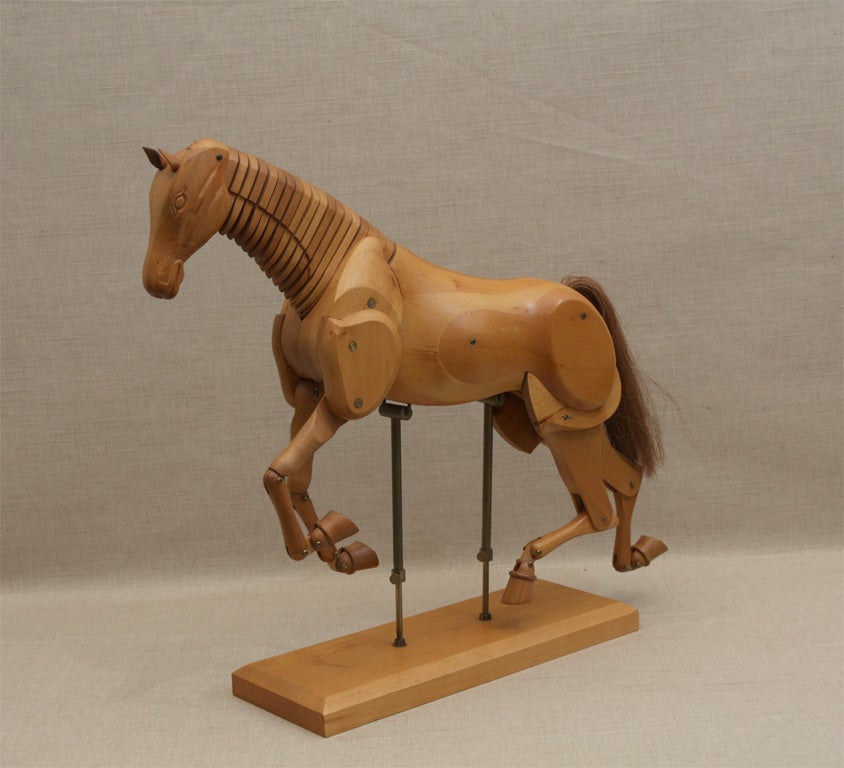Modèle d'artiste en bois articulé d'un cheval sur un support réglable, France, milieu du 20e siècle.<br />
<br />
22 pouces de largeur x 6 pouces de profondeur x 20 pouces de hauteur