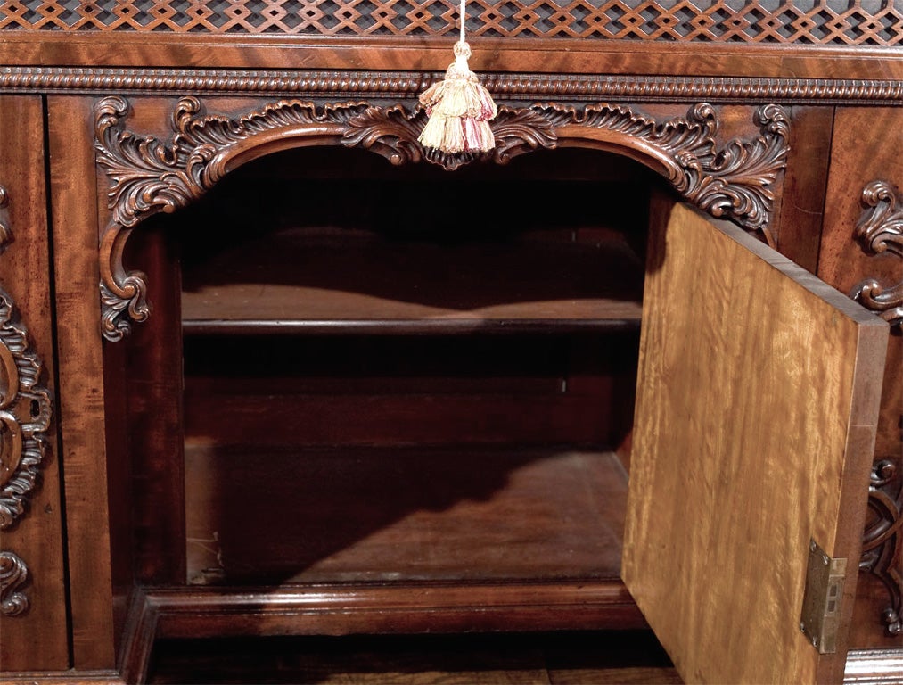 Scrivania in mogano in stile Chippendale in vendita 3