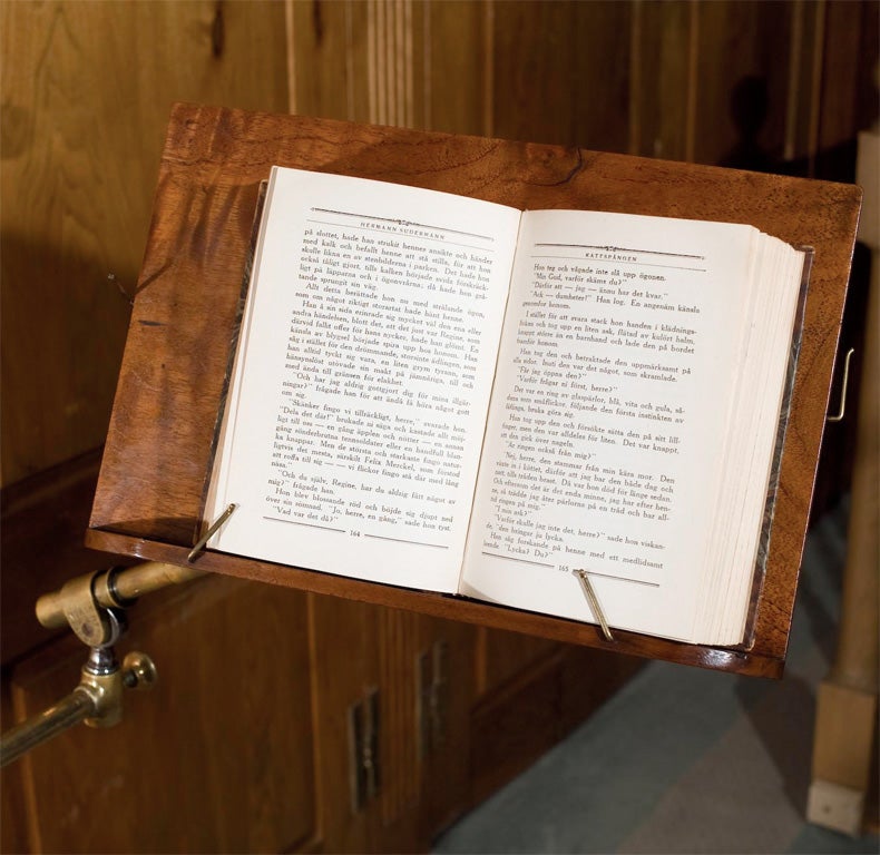 Englischer Mahagoni-Eckstuhl mit gewellter Leiterrückenlehne, überpolstertem Sitz und einzigartiger Messing- und Holzarmatur für Musik oder Bücherlesen.  Auch die Größe ist gut geeignet, um das 18. und 21. Jahrhundert mit einem iPad zu verbinden.