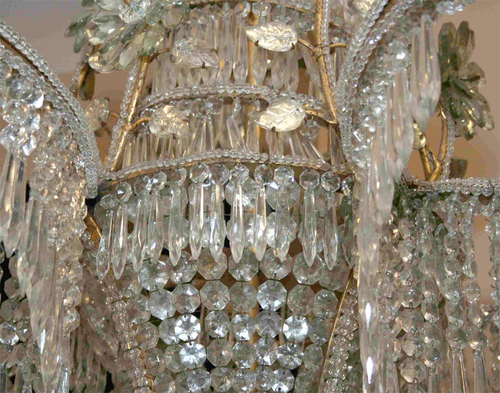 Metà XX secolo Grande dorato francese  Lampadario di cristallo in vendita