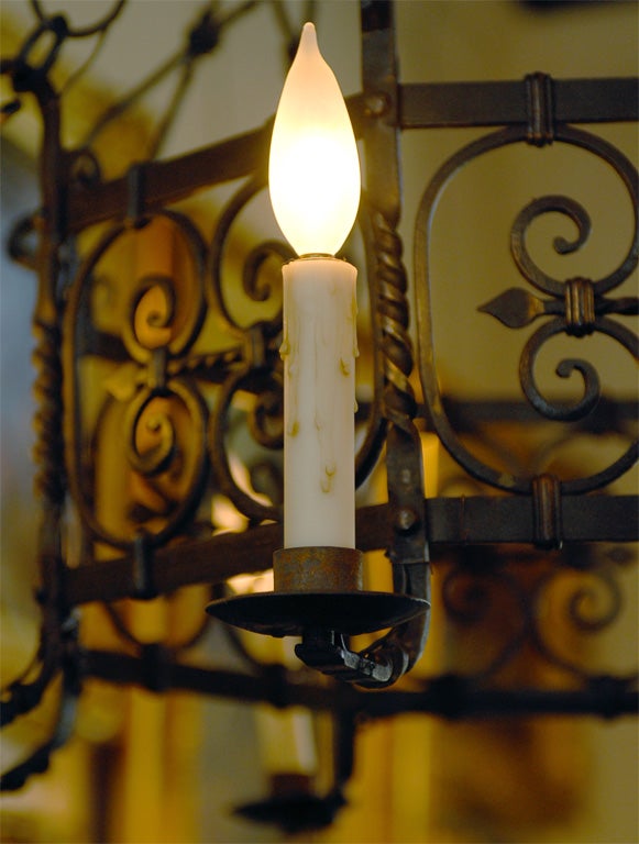 Runder französischer achtflammiger Vintage-Kronleuchter aus Eisen im Vintage-Stil mit C-Scroll-Motiven im Angebot 3