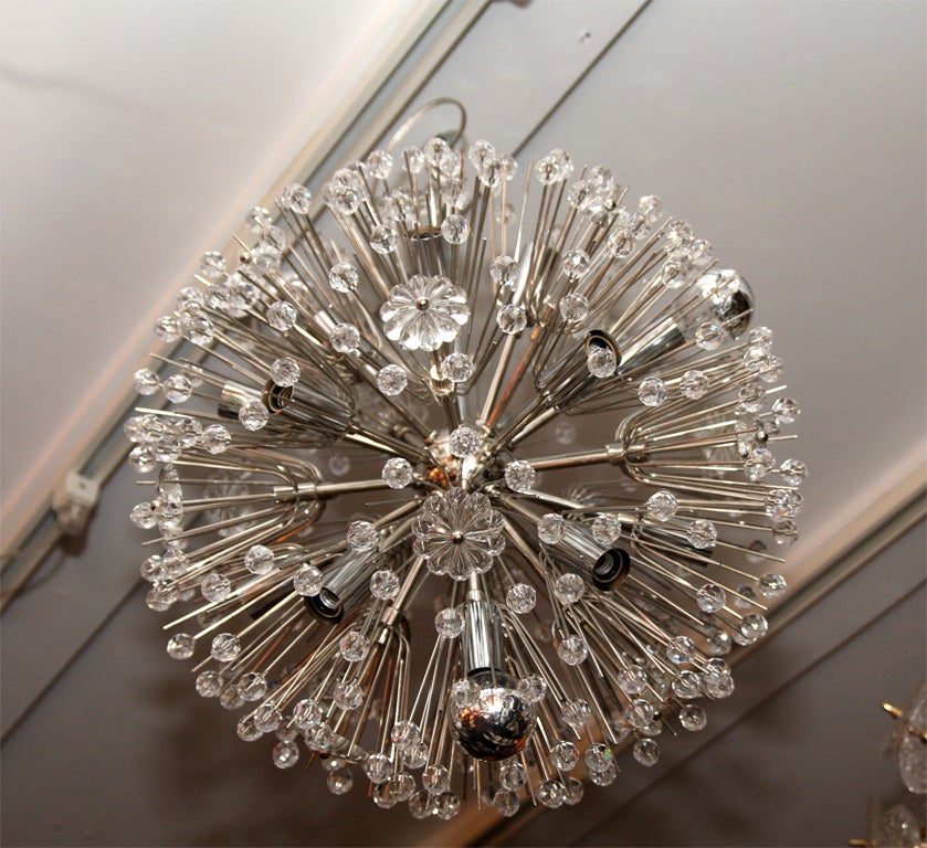 Lampadario personalizzato in cristallo austriaco a fiocco di neve con finitura in nichel. La personalizzazione è disponibile in diverse dimensioni e finiture.