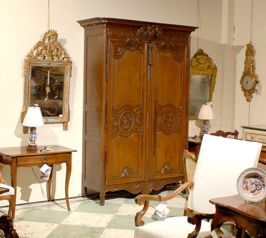 Ein Louis XV geschnitzter Eichenschrank, der in der zweiten Hälfte des 18. Jahrhunderts in der Normandie in Frankreich entstand.

Das Gehäuse besteht aus einem geschnitzten Fries und getäfelten Türen über einer geformten Schürze, die auf