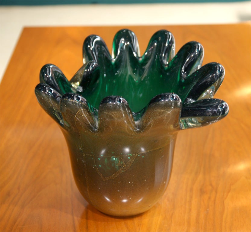 Glass Vase with Green Interior by Archimede Seguso, Italian 1960 In Excellent Condition For Sale In Hoboken, NJ