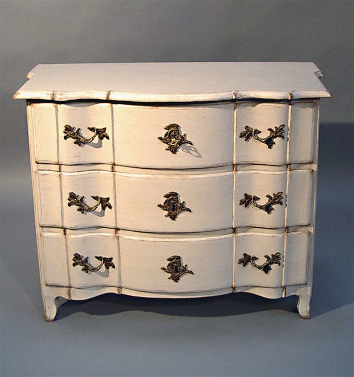 Swedish Baroque chest of drawers, circa 1800, with bow front and shaped top. Original hardware, no repairs.