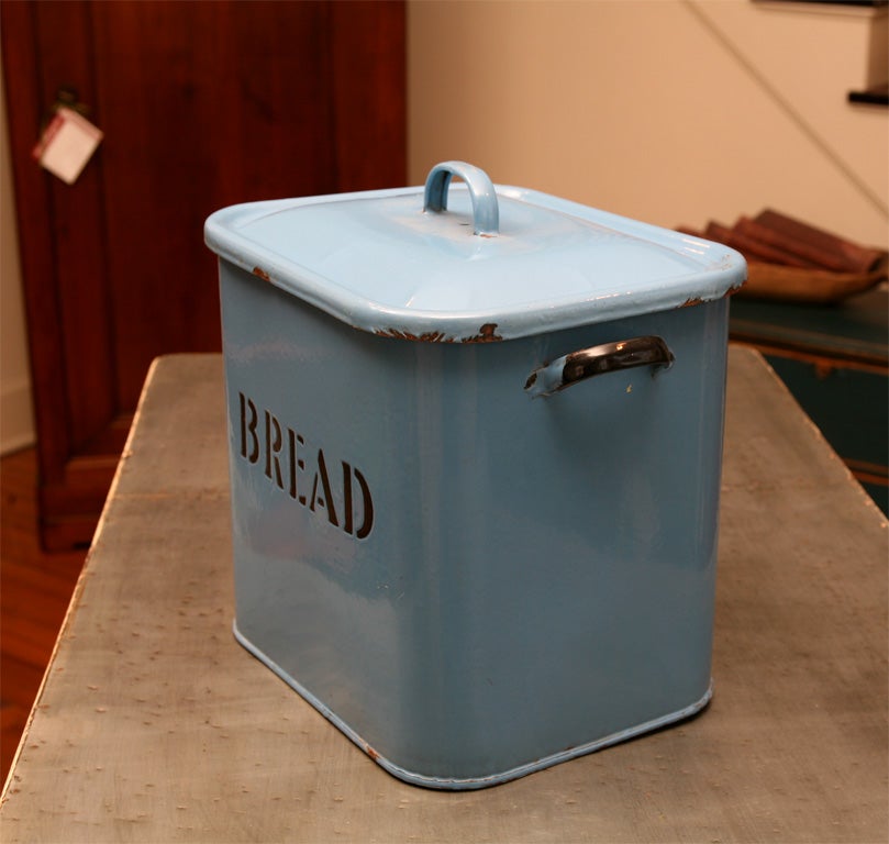 This English bread box is in an unusual and stunning mid blue color. White is the ordinary color , but we only buy unusual colors. This would be perfect in a kitchen or on a breakfast table.