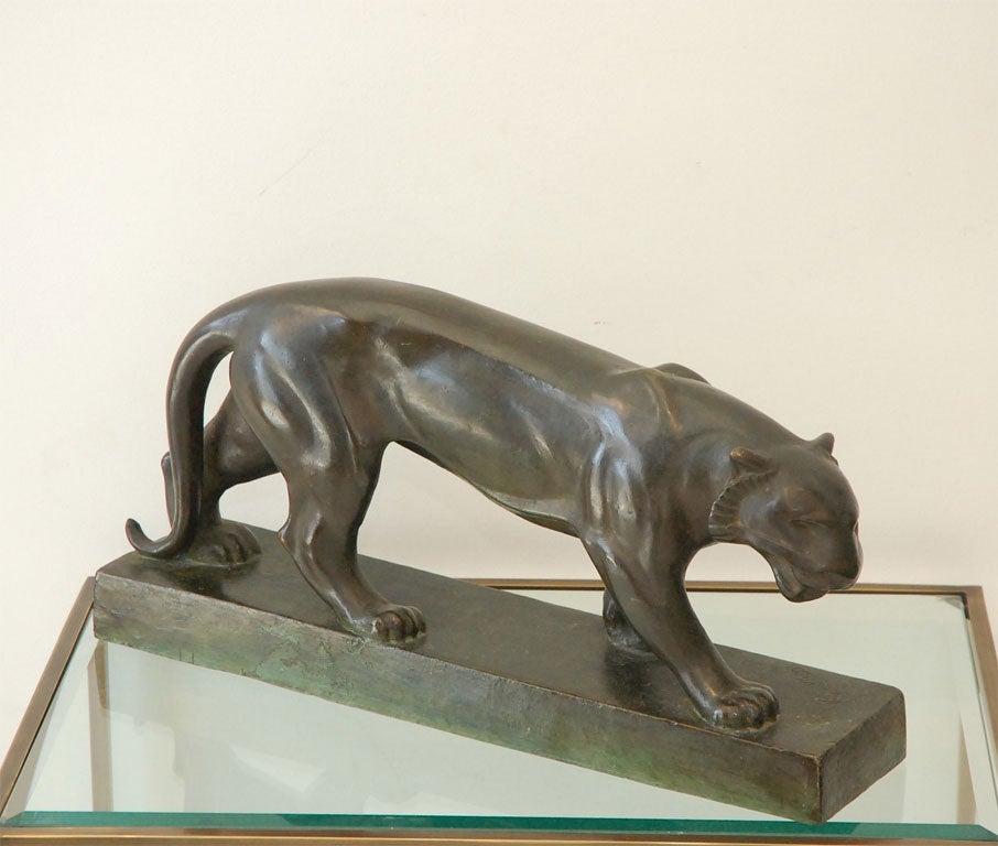 Forte sculpture en bronze patiné d'une panthère:: dans un style art déco épuré:: signée Vago-Weiss.  Il y a également une inscription sur la base :  