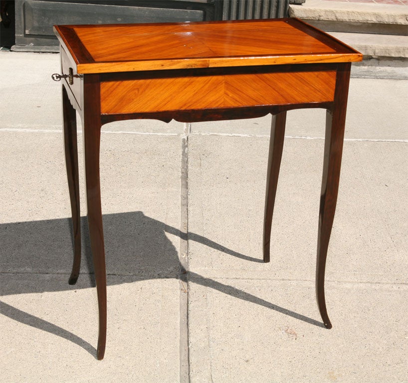 Tissu Table d'appoint française de style Louis XV en vente