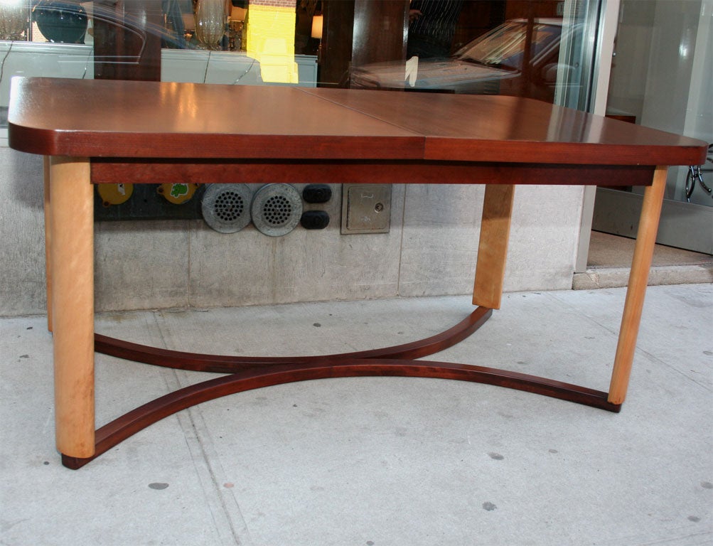 Mid-20th Century Sophisticated Art Deco Dining Table in Walnut and Birch by Gilbert Rohde