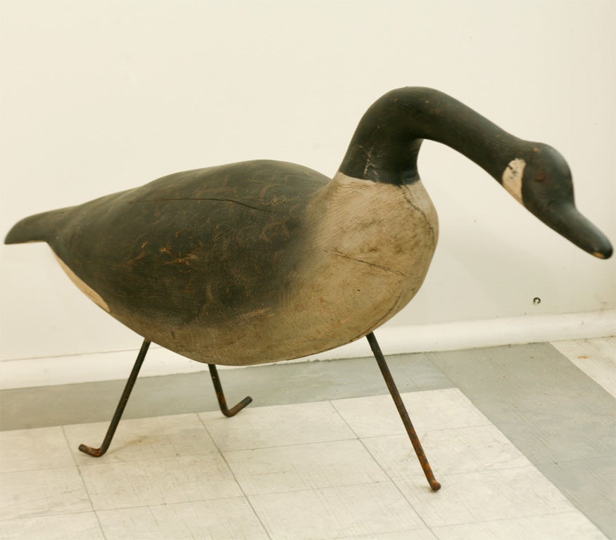 animated carving of a canadian goose<br />
beautiful painted details<br />
metal eyes<br />
on wrought iron legs<br />
stamped 