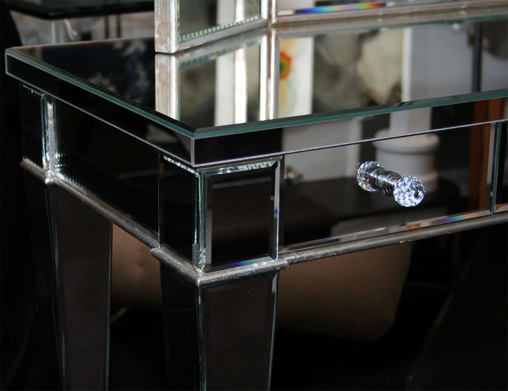 Klassischer moderner verspiegelter Schminktisch mit dreidimensionalem Spiegel im Zustand „Neu“ im Angebot in New York, NY