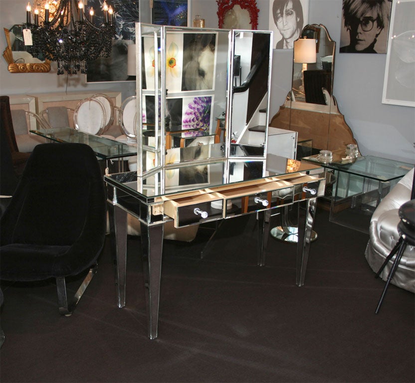 Classic Modern Mirrored Vanity Desk with Triptych Mirror In New Condition For Sale In New York, NY