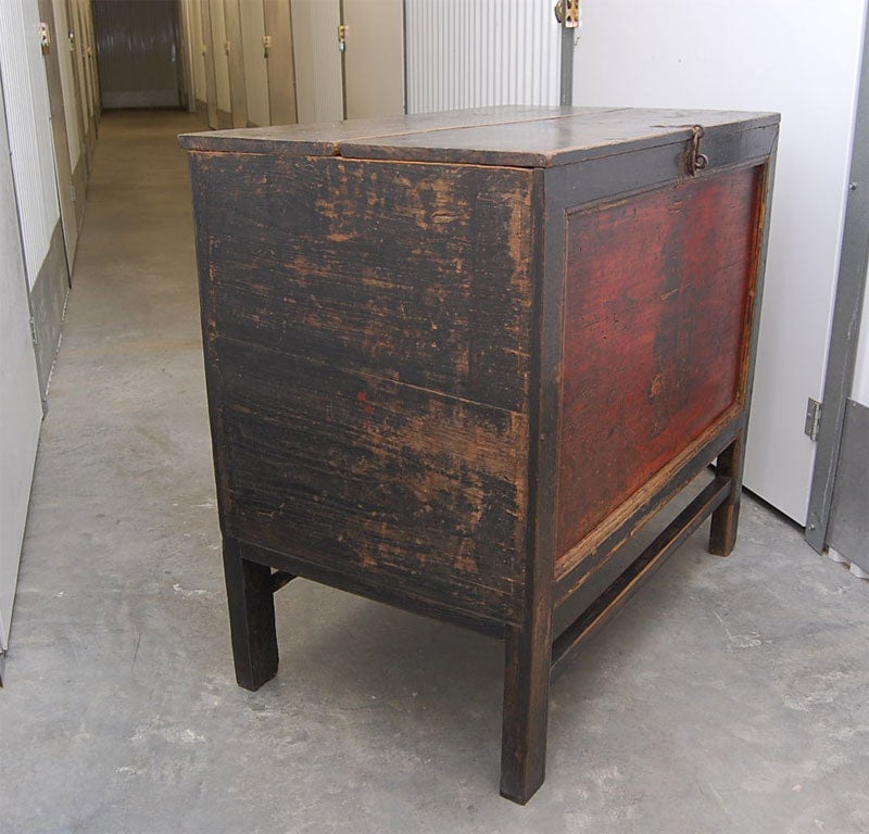 Chinese Mid-19th Century Q'ing Dynasty Mongolian Trunk with Original Golden Painting For Sale