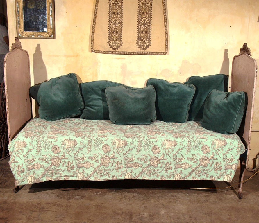 Charming Tole Daybed 4
