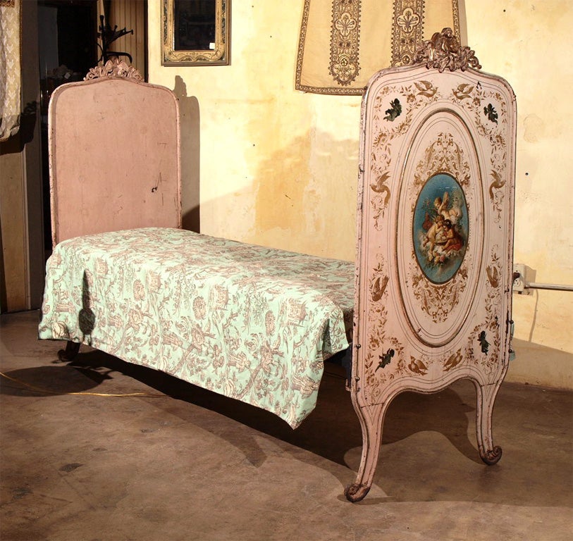 Charming Tole Daybed 6