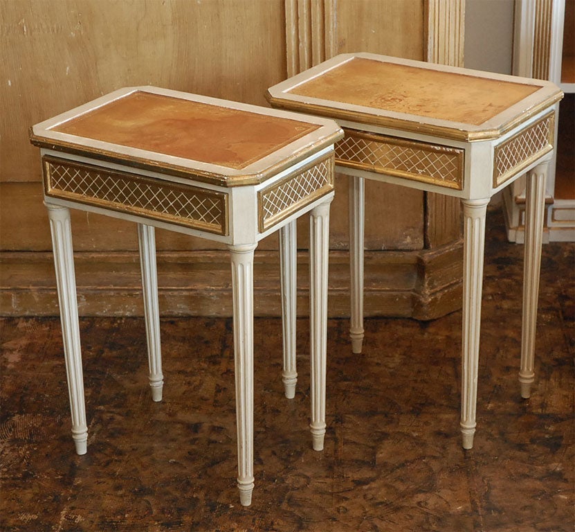 Pair of chic Italian side tables / small night stands