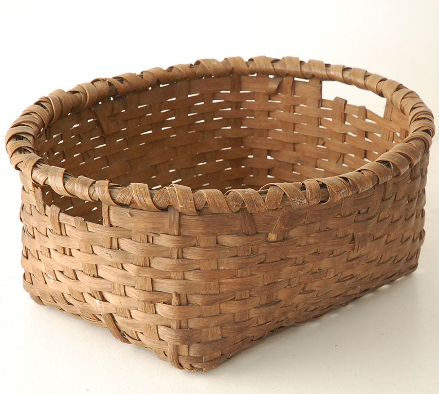 WONDERFUL AND RARE EARLY BASKET FROM NEW ENGLAND AND ORIGINAL CREAM PAINT,PRISTINE CONDITION AND WONDERFUL FORM