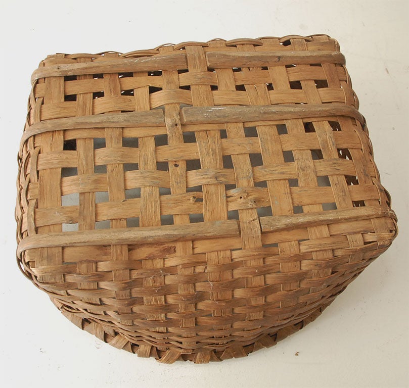 19THC RARE FORM BASKET FROM NEW ENGLAND AND PRISTINE CONDITION 3