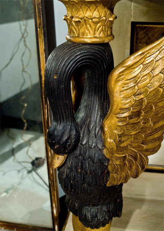 Milieu du XXe siècle Table console à motif de Swan, bois doré, marbre, France, années 1940 en vente