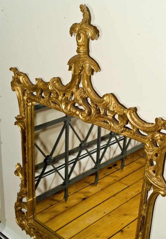 Milieu du XXe siècle Miroir chinoiserie doré de style Régence en vente