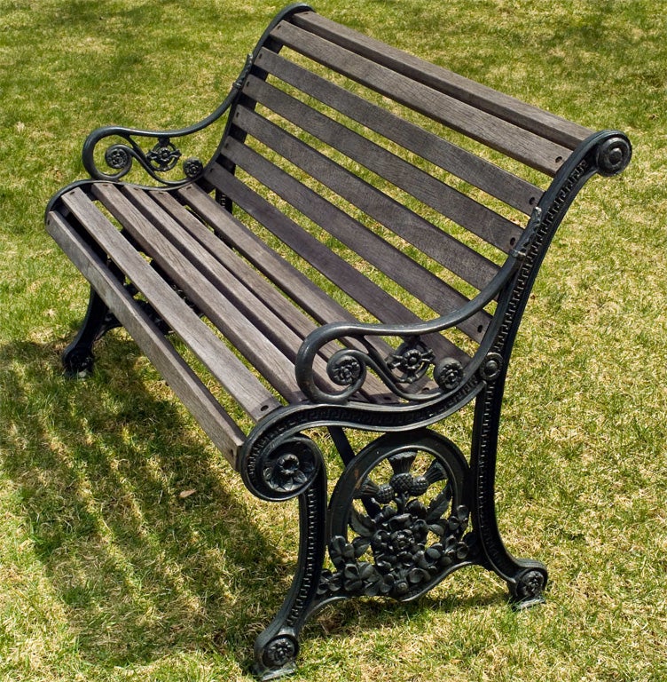 English Garden Bench In Excellent Condition For Sale In Washington Depot, CT