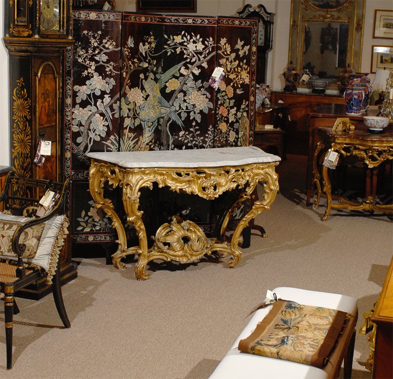 Une belle table console de la fin de la période Régence, le corps richement sculpté dans le style Rococo précoce popularisé par des 