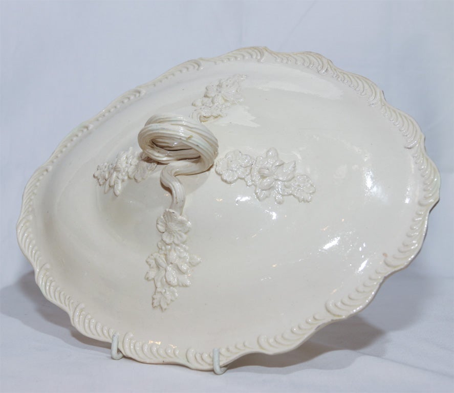 An 18th Century English Creamware Tureen In Excellent Condition In Katonah, NY