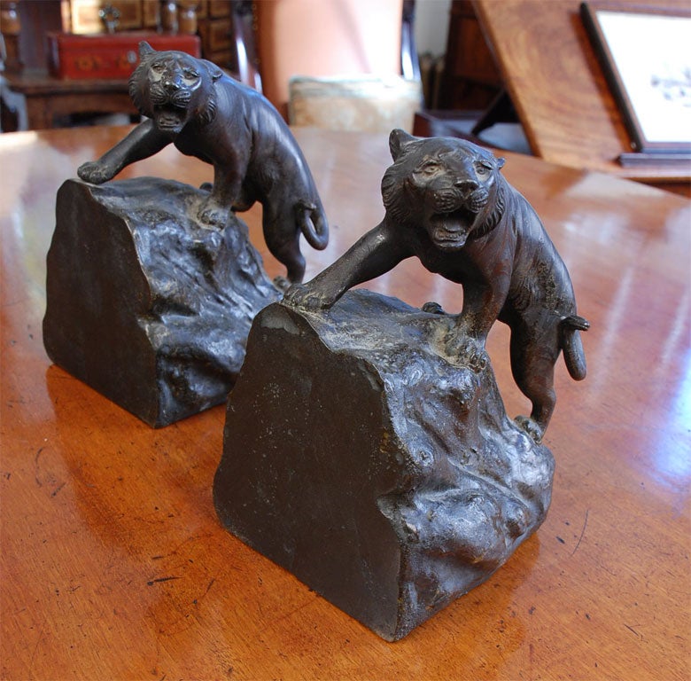 Cada uno de los sujetalibros de bronce patinado está modelado como un tigre acechando por una ladera.  Cada sello JW.
