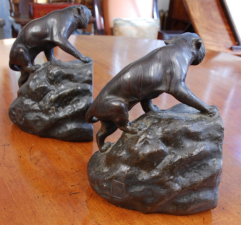 Un par de atriles de tigre de bronce siglo XX en venta