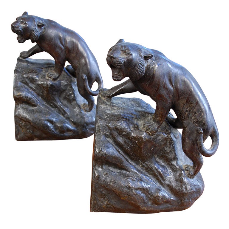 Una coppia di reggilibri in bronzo con tigre