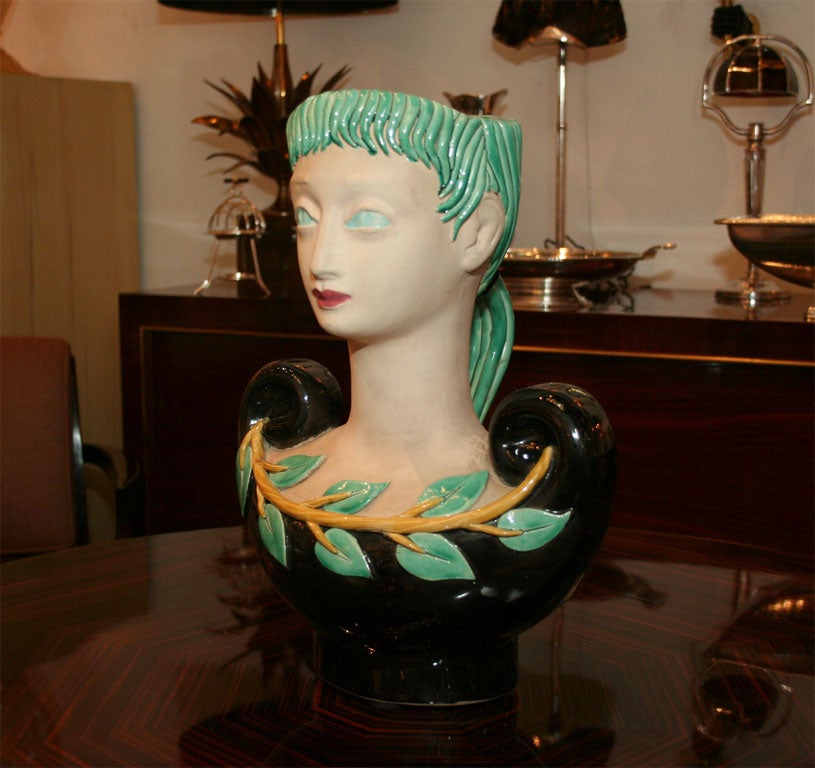 Vase en céramique peint à la main en forme de tête de femme, signé, par Colette Gueden pour Primavera, France, années 1940.<br />
15 3/4