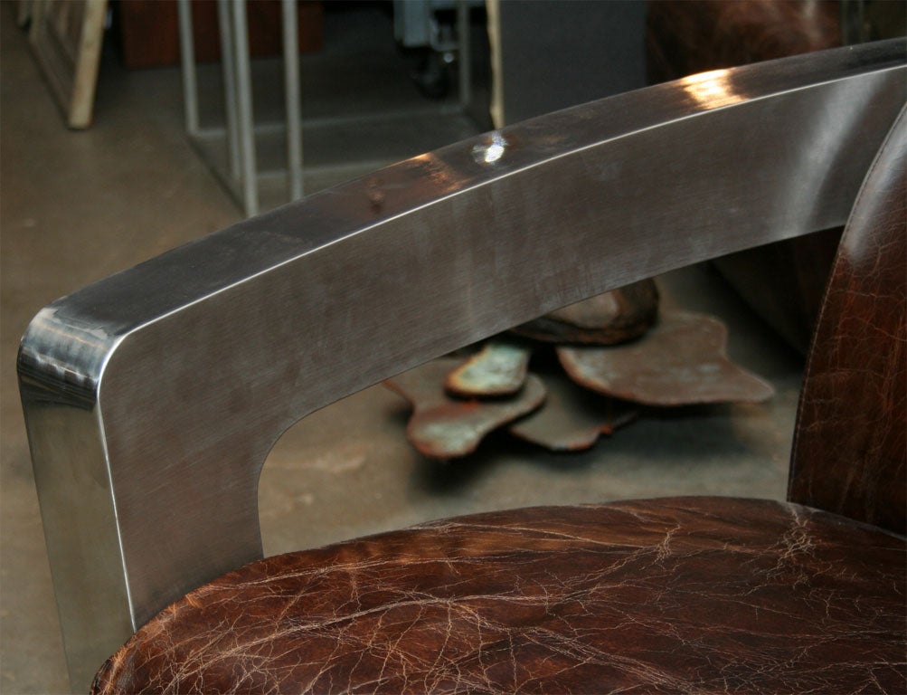 Fin du XXe siècle Superbes fauteuils de style déco en cuir et acier poli
